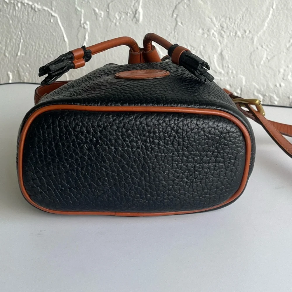 MINI VINTAGE DOONEY AND BOURKE CROSSBODY BUCKET BLACK /BRITISH TAN ♦️HOST PICK♦️ - Picture 15 of 16